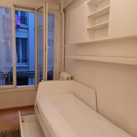 Small Near Montmartre Parijs
